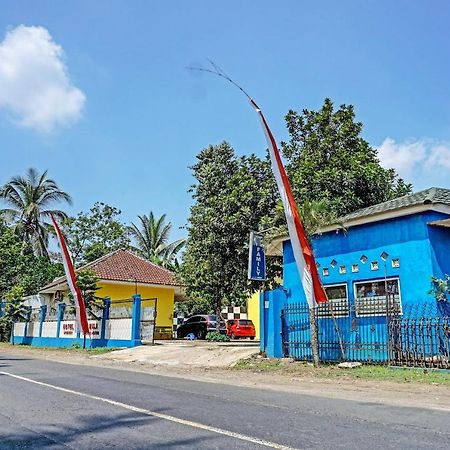 Oyo 91573 Hotel Family Blitar Exterior foto