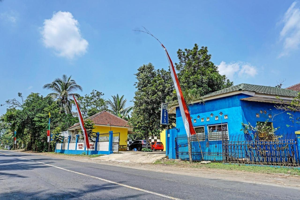 Oyo 91573 Hotel Family Blitar Exterior foto